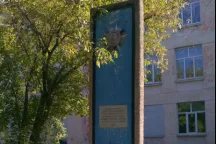 Памятник выпускником и учителям школы №85, отдавшим жизнь в боях за Родину в годы Великой Отечественной войны.